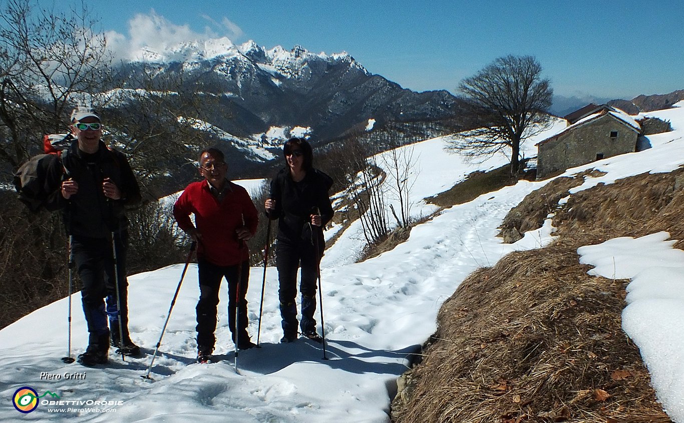 19 Passiamo ora sulla sterrata ancora ben innevata.JPG